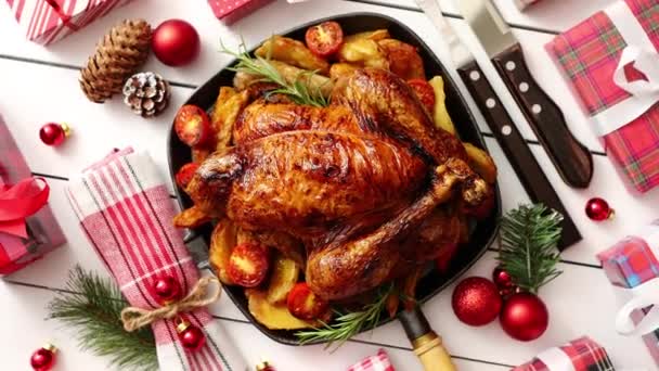 Pollo entero asado o pavo servido en sartén de hierro con decoración navideña - Metraje, vídeo