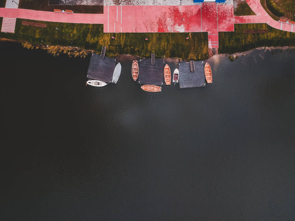 Luftaufnahme des Bootshauses. Ruderschulboote, die an der Seebrücke festgemacht haben. russland, st. petersburg. - Foto, Bild