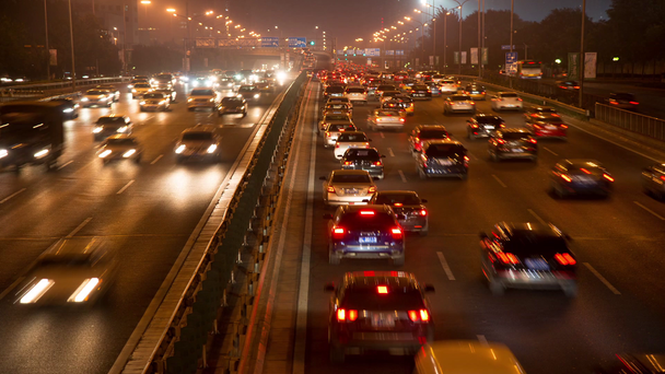 Pekingin moottoritieliikenne yöllä
 - Materiaali, video