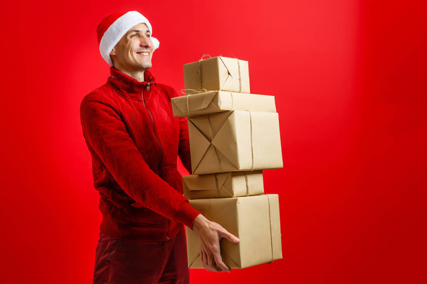 Ο Άγιος Βασίλης κουβαλάει στα χέρια του πολλά δώρα - Φωτογραφία, εικόνα