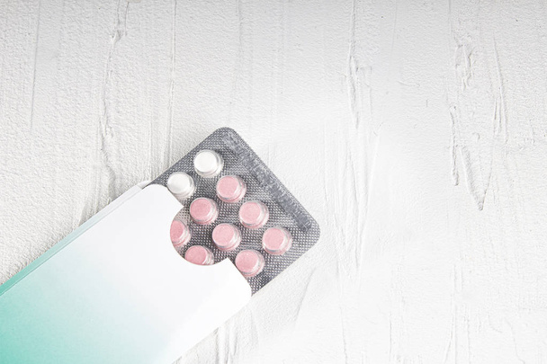 Un pacchetto di pillole anticoncezionali su uno sfondo di texture
 - Foto, immagini