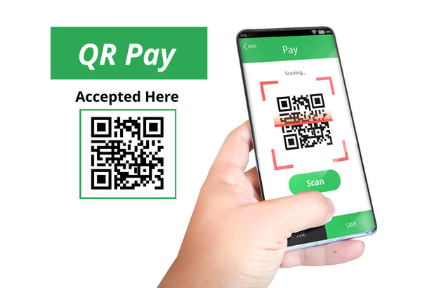 Mão segurando smartphone para digitalizar o pagamento de código QR, compras on-line, tecnologia sem dinheiro
 . - Foto, Imagem