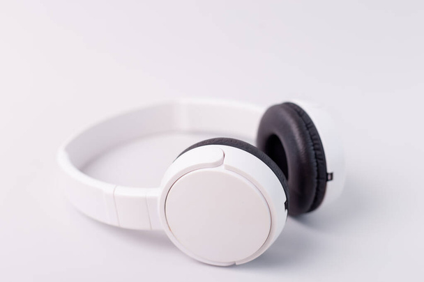 Білі навушники ізольовані на білому тлі
 - Фото, зображення