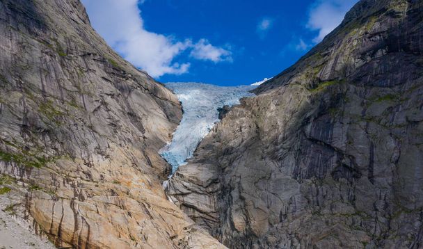 briksdalsbreen ist ein Gletscherarm von jostedalsbreen, briksdalsbre mountain lodge, Norwegen - Foto, Bild