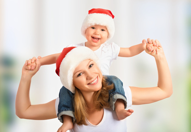glückliche Familienmutter und Baby in Weihnachtsmützen - Foto, Bild