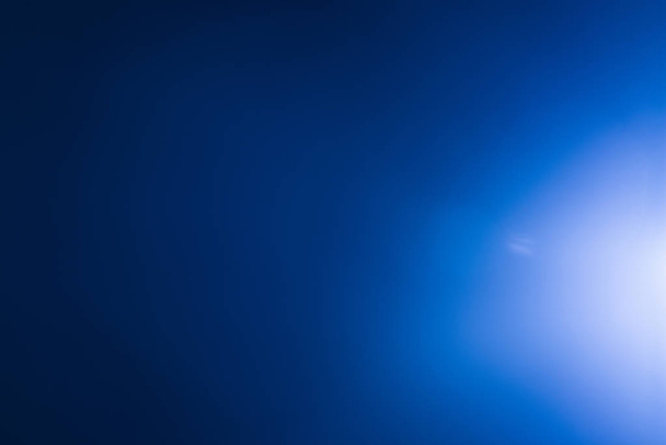 Flare de luz azul efeito especial, iluminação concerto contra uma ilustração de fundo escuro. erupção da lente
 - Foto, Imagem