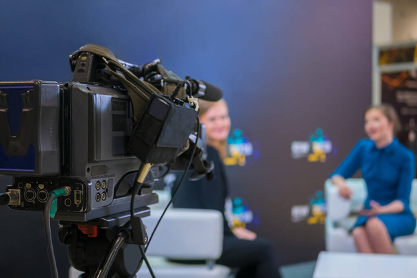 Interview d'enregistrement de caméra vidéo de télévision dans un studio de nouvelles radiodiffusées
 - Photo, image