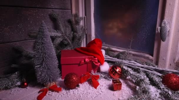 Świąteczne drewniane okno kabiny z prezentem zawinięte - Zimowe okno ze śniegiem i lodem Prezenty świąteczne - Materiał filmowy, wideo