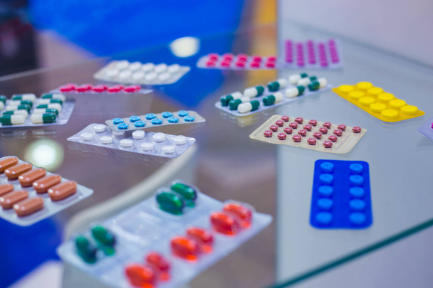 Supplementen en pillen in blisterverpakking te koop bij apotheek drogisterij - Foto, afbeelding