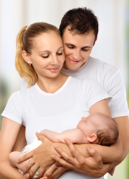 ευτυχισμένη οικογένεια νεαρή μητέρα, πατέρας και νεογέννητο μωρό σε τους ένα - Φωτογραφία, εικόνα