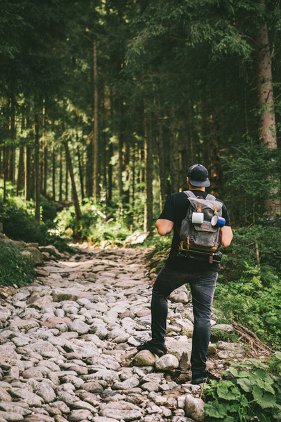 férfi hátizsák túrázás erdei kő ösvény - Fotó, kép