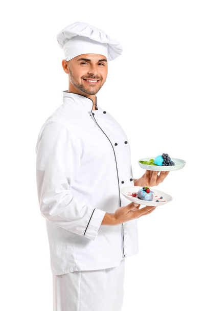 Мужской кондитер с вкусными десертами на белом фоне
 - Фото, изображение