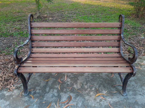 lavice z ošlehaného dřeva v teplém slunečním světle - Fotografie, Obrázek