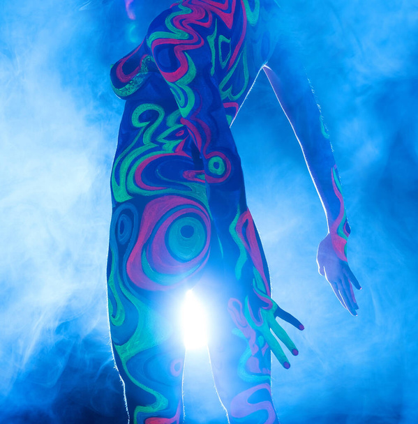Girl with ultraviolet color pattern bodyart in studio - Fotoğraf, Görsel
