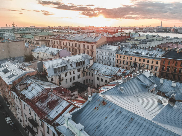 Повітряна фотографія центру міста, дахи старих будинків. Річкові човни. Росія, Санкт-Петербург - Фото, зображення