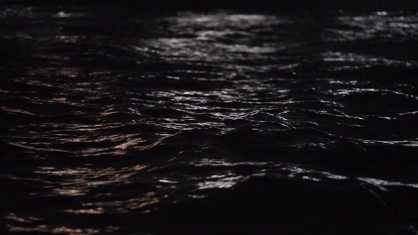 チャペルヤ川。夜のバンコクの夜のライトはチャオプラヤ川の水に反映されます - 映像、動画