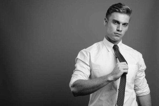 Retrato de joven hombre de negocios guapo en blanco y negro
 - Foto, imagen
