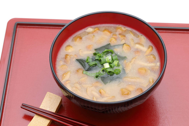 Cibo giapponese, zuppa Miso di funghi nameko e wakame su una ciotola
   - Foto, immagini