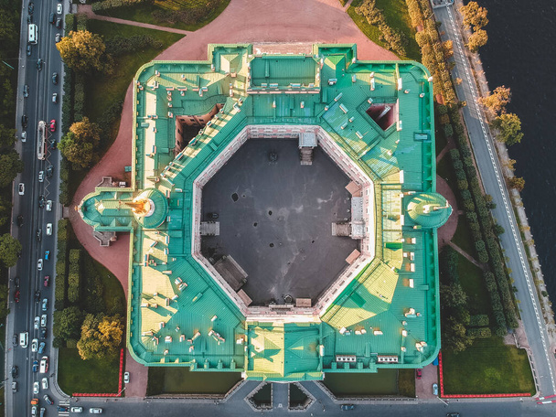 Luchtfoto van het Mikhailovsky kasteel, het Palace of Engineering. Rusland, Sint-Petersburg. De ondergaande zon. Platvis - Foto, afbeelding