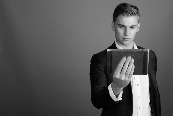 Portrait de jeune homme d'affaires en costume noir et blanc
 - Photo, image