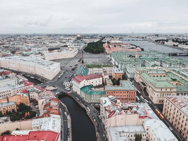 Аерофотознімок річки Мойка, центр Санкт-Петербурга, дахи, річкові човни. - Фото, зображення