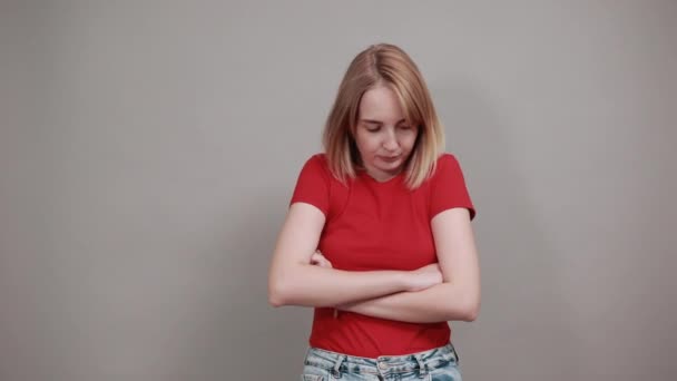 jong verdrietig gefrustreerd bezorgd vrouw kijken camera geïsoleerd op grijze muur - Video