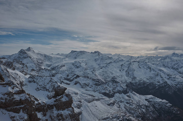 Vista de Mt. Titlis na Suíça no inverno. O Titlis é um...
 - Foto, Imagem