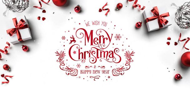 Joyeux Noël et Nouvel An texte sur fond blanc avec boîtes cadeaux, rubans, décoration rouge, bokeh, scintillements et confettis. Carte de voeux de Noël, bokeh, lumière. Couché plat, vue du dessus - Photo, image
