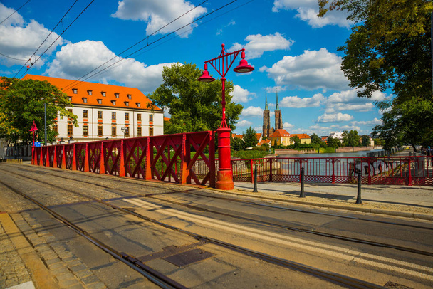 WROCLAW, POLAND: Historic Piaskowy Bridge - an iron bridge erected in Wroclaw in 1861, moved over southern arm of Odra River - Foto, Imagen