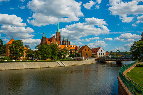 WROCLAW, POLONIA: Ciudad Vieja de Wroclaw. Cathedral Island - Ostrow Tumski- es la parte más antigua de la ciudad. Río Odra y edificios históricos en un día soleado
. - Foto, imagen