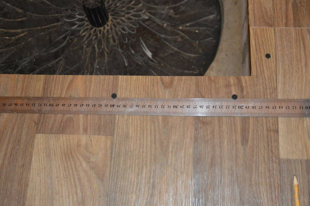 Монтаж підлогових плінтусів на підлогу і лінолеум
 - Фото, зображення