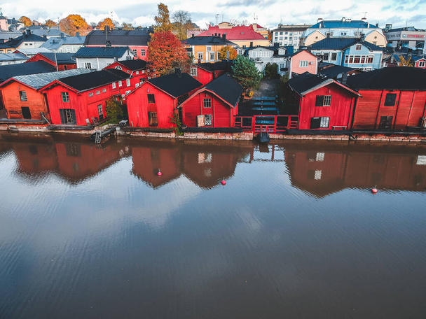 Veduta aerea della vecchia casa rossa e fienili lungo il fiume. Foto scattata da un drone. Finlandia, Porvoo
. - Foto, immagini