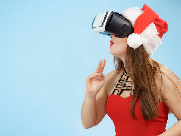 Girl watching 3d film tour in virtual reality glasses. - Foto, Bild