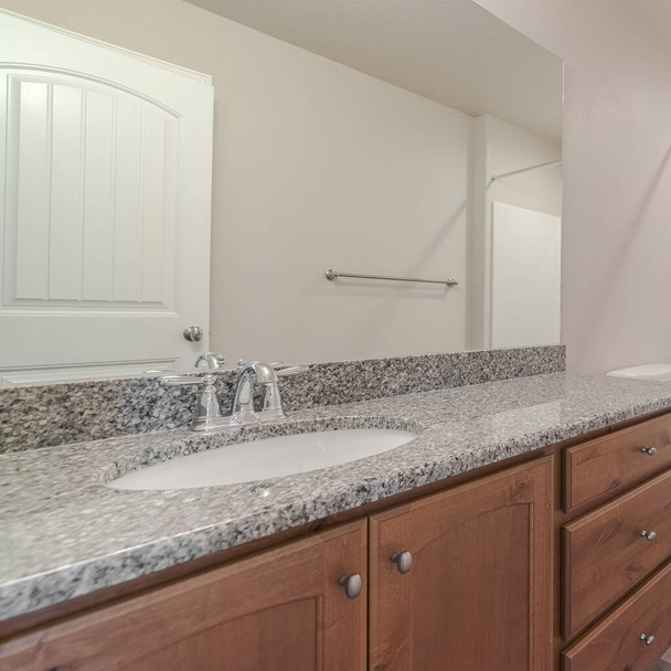 Площадь Интерьер современной ванной комнаты с мраморным тщеславием
 - Фото, изображение