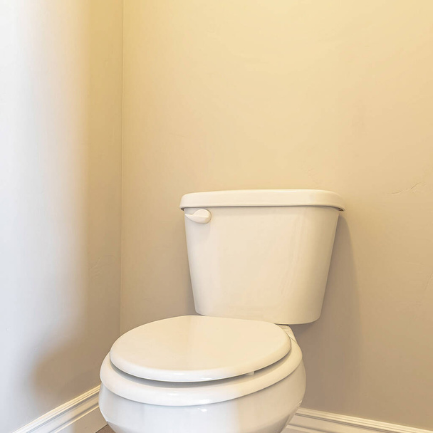 Квадрат Білий туалет і кубня в сучасному будинку
 - Фото, зображення