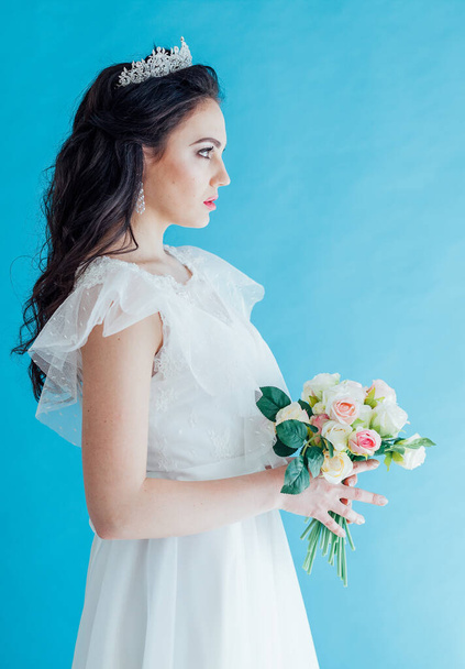 青い背景に王冠のついた白いドレスの花嫁姫 - 写真・画像