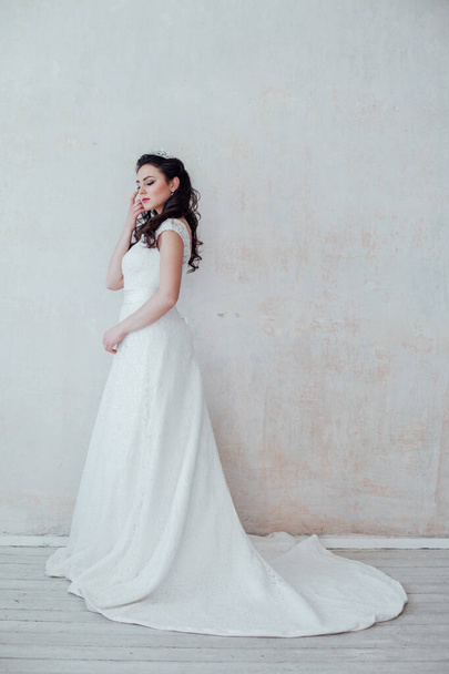 prncessa with the Crown bride wedding dress - Valokuva, kuva