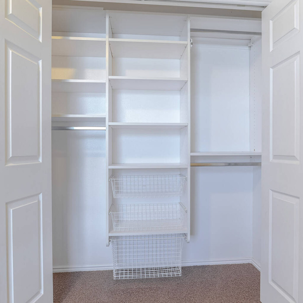 Открытый интерьер, встроенный в шкаф или шкаф
 - Фото, изображение