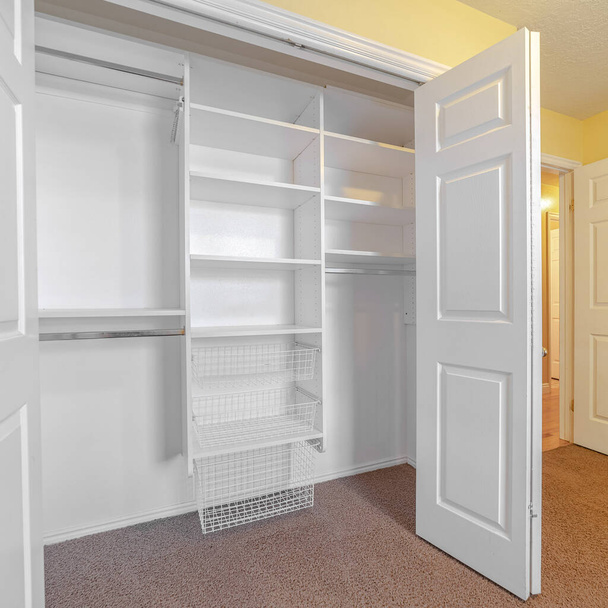 Квадратная рама Пустой белый встроенный шкаф или гардероб
 - Фото, изображение