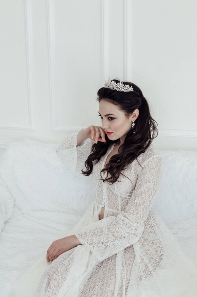 beautiful bride posing wedding hairstyle and dress vintage - Foto, immagini