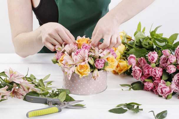 Woman shows how to make floral arrangement - Foto, imagen
