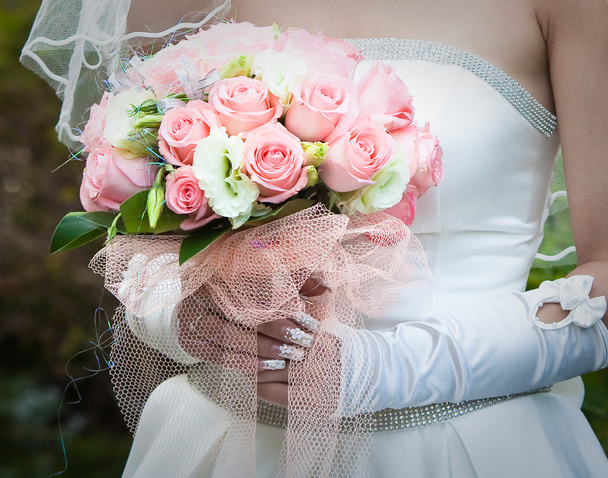 όμορφη νύφη με λευκό φόρεμα - Φωτογραφία, εικόνα