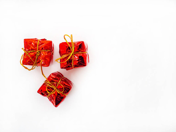 Color de la caja de regalo rojo es pequeño en el día de Navidad hasta Año Nuevo 2020, Cultura en Europa, Fondo blanco
 - Foto, Imagen
