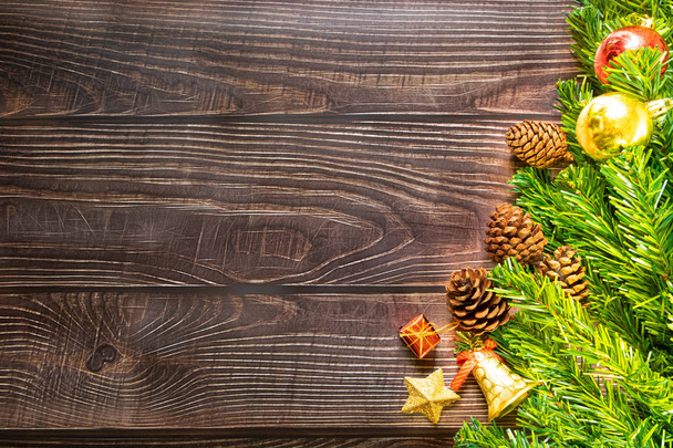 クリスマスモミの木、お祝い。暗い木の板の背景に組成の装飾、クリスマスのギフトボックス。休日の概念のためのお祝いクリスマス、新年、冬。フラットレイアウト、コピースペース付きのトップビュー. - 写真・画像