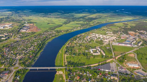 Luftaufnahme von einer fliegenden Drohne über der Stadt Jekabpils (Lettland)) - Foto, Bild