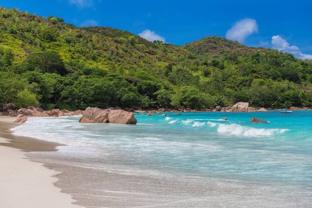 Sonnenstrand mit Palmen und türkisfarbenem Meer auf den Seychellen. Sommerurlaub und Tropenstrandkonzept. - Foto, Bild