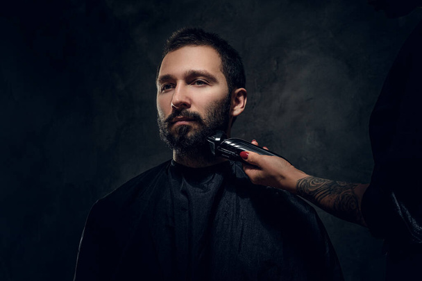 Retrato de hombre, que recibe un cuidado de la barba de la mujer
 - Foto, imagen