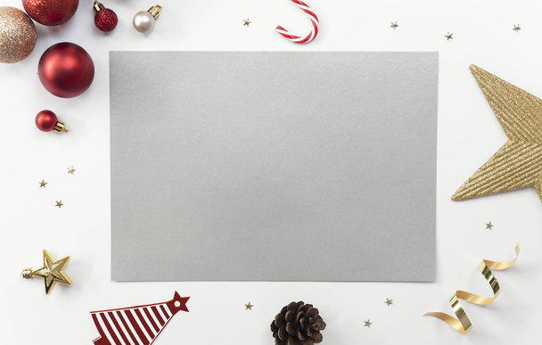 Нарисуйте открытку на белом фоне с рождественскими украшениями и конфетти. Дизайн пригласительной карты для текста
. - Фото, изображение