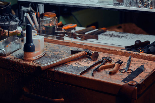 Üzerinde gerekli aletler olan ayakkabı tamircisinin işyeri - Fotoğraf, Görsel