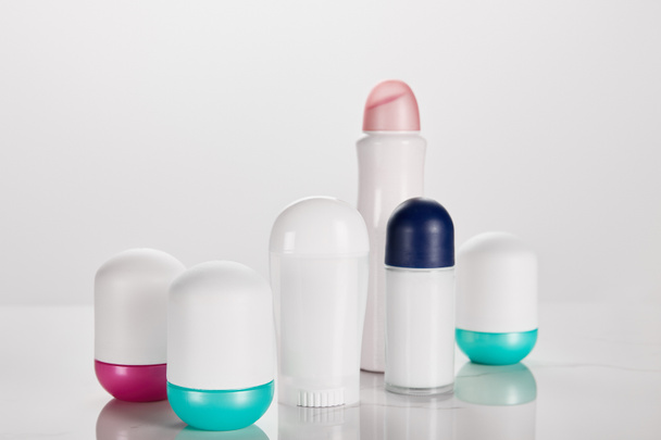 пляшки ролика і спрею дезодорант ізольовані на білому
 - Фото, зображення